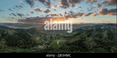 Panorama, foto con droni, fuchi, Friburgo in Breisgau nella retroilluminazione del sole che tramonta, cielo drammatico, foresta, Baden-Wuerttemberg, Germania Foto Stock