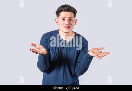 L'uomo che diffonde palme, sentendosi senza indizio e incerto, l'uomo che diffonde le mani sconcertate, il concetto di un uomo perplesso Foto Stock