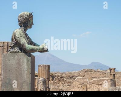 Statua di Diana nel Tempio di Apollo, Vesuvio sullo sfondo, Pompei, Campania, Italia Foto Stock