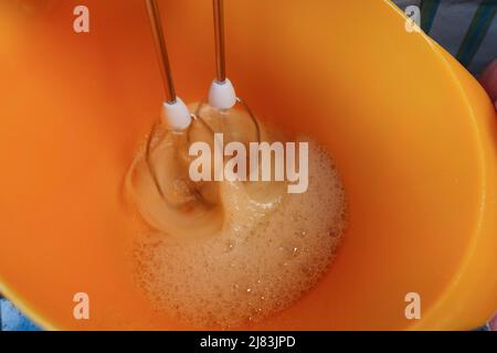 Cucina sveva, sbattendo gli albumi, sbattere, preparare semplici budini di ciliegia, cibi poveri, utilizzare gli avanzi, dessert al forno, casseruola Foto Stock