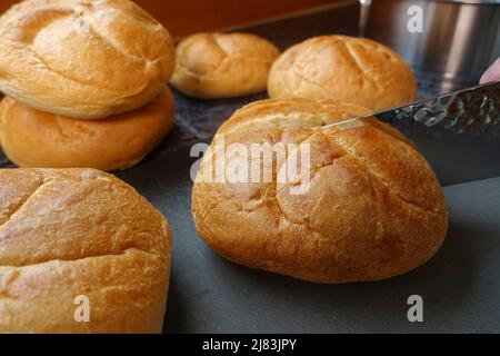 Cucina sveva, taglio panini, preparazione di semplici budini di ciliegia, cibi poveri, utilizzo di avanzi, dessert al forno, casseruola con Foto Stock