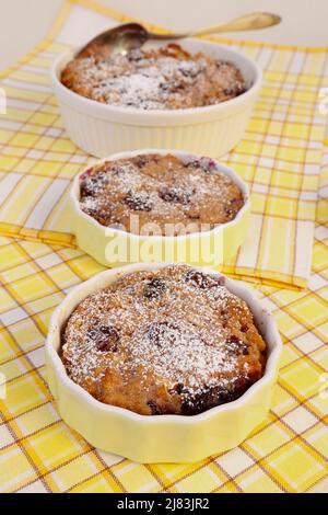 Cucina sveva, semplice budino di ciliegie, cibi poveri, avanzi, dessert al forno, zucchero a velo, casseruola con panini stalati Foto Stock