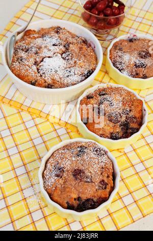 Cucina sveva, semplice budino di ciliegie, cibi poveri, avanzi, dessert al forno, zucchero a velo, casseruola con panini stalati Foto Stock