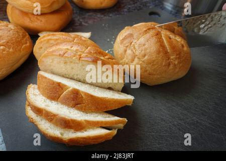 Cucina sveva, taglio panini, preparazione di semplici budini di ciliegia, cibi poveri, utilizzo di avanzi, dessert al forno, casseruola con Foto Stock