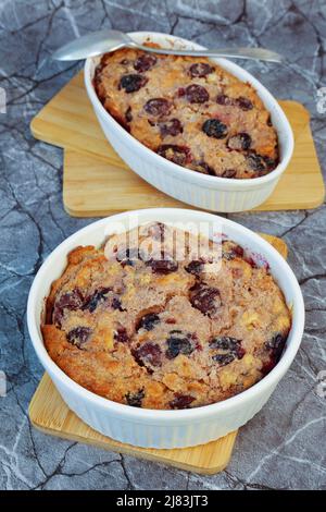 Cucina sveva, semplice budino di ciliegie, cibi poveri, avanzi, dessert al forno, casseruola con panini, ciliegie, stantine Foto Stock