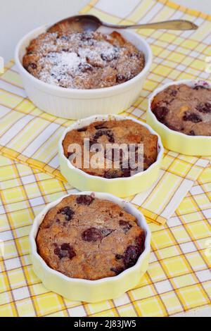 Cucina sveva, semplice budino di ciliegie, cibi poveri, avanzi, dessert al forno, zucchero a velo, casseruola con panini stalati Foto Stock