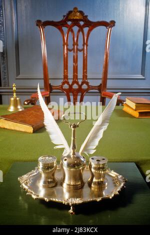 1990S IL SYNG SILVER INKSTAND UTILIZZATO DAI DELEGATI NELLA INDEPENDENCE HALL E LA SEDIA NASCENTE DEL SUN PHILADELPHIA PA USA - 148753 NET002 HARS CONCETTUALE VITA MORTA KEYSTONE STATO PATRIOTTICO UCCIDE ELEGANTE RIVOLTA AMERICANA RIVOLUZIONARIA GUERRA NAZIONALE PARCO SIMBOLICO 1770S COLONIE CONCETTI CONSTITUTION CONVENTION NATIONAL PARK SERVIZIO PATRIOTTISMO CITTÀ DI AMORE FRATERNO CONGRESSO CONTINENTALE DICHIARAZIONE DI INDIPENDENZA INDIPENDENZA HALL INDIPENDENZA PARCO NAZIONALE RAFFIGURAZIONE IN VECCHIO STILE IN ASCESA Foto Stock