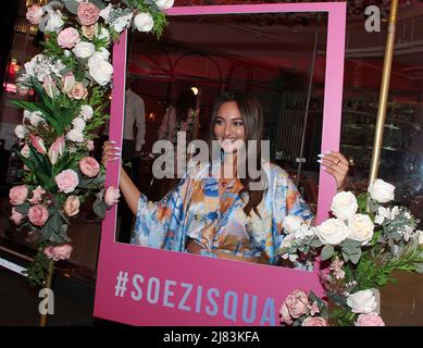 Mumbai, India. 12th maggio 2022. L'attrice Bollywood Sonakshi Sinha pone per una foto al lancio della sua stampa sul marchio di chiodi 'So Ezi' a Mumbai. La pressa sulle unghie è crudelty libera, riutilizzabile, durevole e viene nel disegno alla moda. (Foto di Ashish Vaishnav/SOPA Images/Sipa USA) Credit: Sipa USA/Alamy Live News Foto Stock