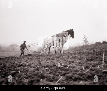 1920S COLTIVATORE SINGOLO UOMO ARANDO CAMPO COLLINARE CON SQUADRA DI DUE CAVALLI CHE TIRANO L'ARATRO GIRANDO IL SUOLO PER PREPARARE PER PIANTARE - F912 HAR001 HARS SODDISFAZIONE LAVORI RURALI HOME VITA COPIA SPAZIO FULL-LENGTH PERSONE ISPIRAZIONE CURA AGRICOLTURA MASCHI PROFESSIONE SILHOUETTES SUOLO SPIRITUALITÀ AGRICOLTURA B&W PROFILO GIRARE TERRA LIBERTÀ OBIETTIVI ABILITÀ OCCUPAZIONE ABILITÀ MAMMIFERI PREPARARE FORZA ARATRO SILHOUETTED CARRIERA AGRICOLTORI BASSO ANGOLO DI PROGRESSO MANODOPERA ARANDO ORGOGLIO DI PER OCCUPAZIONE OCCUPAZIONI INFRASTRUTTURE CONCETTUALI COOPERAZIONE DIPENDENTI DISPOSITIVO DI CRESCITA COLLINA MAMMIFERO MEDIO-ADULTO ARATRO UOMO PER ADULTI DI CORPORATURA MEDIA Foto Stock