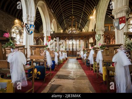 La bella chiesa medievale di Cockington in Devon ha catturato solo poche ore prima che si svolgeva un matrimonio. Foto Stock