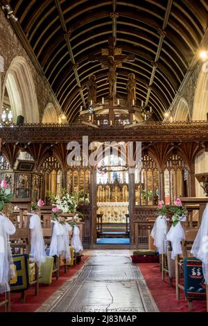 La bella chiesa medievale di Cockington in Devon ha catturato solo poche ore prima che si svolgeva un matrimonio. Foto Stock