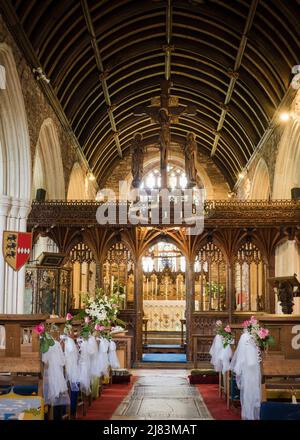 La bella chiesa medievale di Cockington in Devon ha catturato solo poche ore prima che si svolgeva un matrimonio. Foto Stock