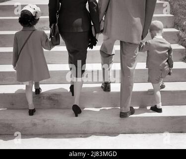 1940S 1950S VISTA POSTERIORE DELLA FAMIGLIA CHE CAMMINA SU SCALE INSIEME TENENDO LE MANI MADRE PADRE E FIGLIA E FIGLIO - J2429 HAR001 HARS DAD QUATTRO ESERCIZIO MOM ABBIGLIAMENTO ARRAMPICATA NOSTALGICO ATTIVO COPPIA 4 MAMME URBANE VECCHIO TEMPO FUTURO NOSTALGIA VECCHIA MODA 1 SCALE FITNESS STILE GIOVANILE SANO GIOVANE ADULTO FIGLI MIGLIORI FAMIGLIE STILE DI VITA RELIGIONE FEMMINE PASQUA SPOSATO DOMENICA CONIUGE MARITI COPIA SPAZIO METÀ LUNGHEZZA SIGNORE FIGLIE PERSONE MASCHI PADRI B&W PARTNER ATTIVITÀ FISICA STILI DI RESISTENZA E DADS ANGOLO BASSO DIREZIONE SU CONCETTUALE FLESSIBILITÀ MUSCOLI STYLISH MODA GIOVANI MOMS TOGETHERNESS Foto Stock