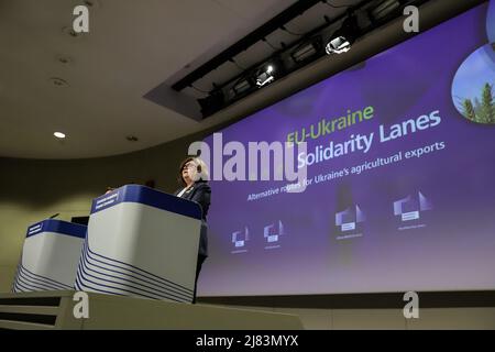 Bruxelles, Regione capitale di Bruxelles, Belgio. 12th maggio 2022. Il commissario europeo per i trasporti Adina-Ioana VALEAN interviene a una conferenza stampa sulle 'corsie di solidarietà? Per aiutare l'Ucraina ad esportare merci agricole presso la sede centrale della Commissione europea a Bruxelles (Belgio), 12 maggio 2022. (Credit Image: © Valeria Mongelli/ZUMA Press Wire) Foto Stock
