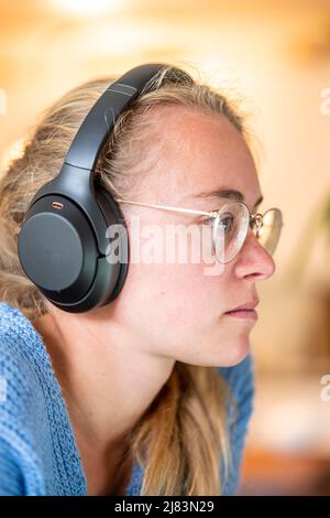 Donna con cuffie Foto Stock