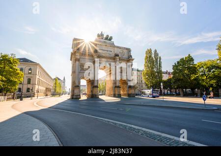 Sun Star, Siegestor e Leopoldstrasse, architettura neoclassica, Baviera, Monaco Foto Stock