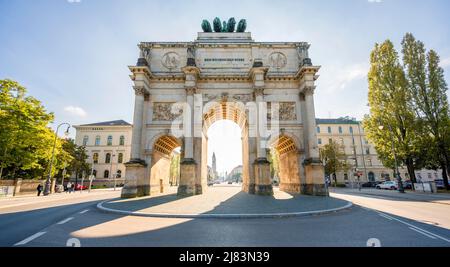 Backlight shot, Siegestor su Leopoldstrasse, architettura neoclassica, Baviera, Monaco Foto Stock