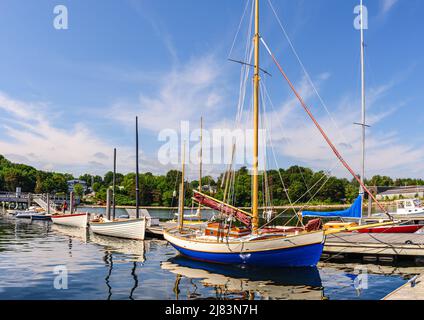 Tradizionali barche a vela in legno bianco e blu attraccate nel porto di Rockland, sulla Penobscot Bay, Rockland Maine. Un classico paesaggio panoramico del New England. Foto Stock