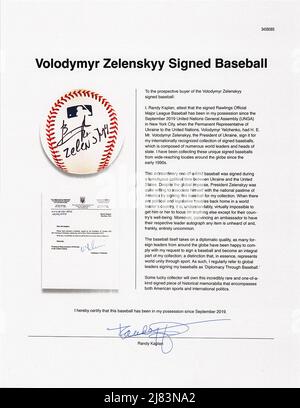 11 maggio 2022 - New Hampshire, USA - il baseball ufficiale della Rawlings Major League (Manfred) ha firmato in punta di feltro nero su un pannello laterale in ucraino cursive e stampa inglese, 'Zelenskyy.' In ottime condizioni. Accompagnato da una lettera di trasmissione firmata da Volodymyr Yelchenko, rappresentante permanente dell'Ucraina presso le Nazioni Unite, in parte: "Caro Sig. Kaplan, si prega di trovare acclusa una partita di baseball, firmata dal Presidente dell'Ucraina, H.E. Sig. Volodymyr Zelenskyy durante la visita a New York nel settembre 2019." Include anche una lettera completa di autenticità da PSA/DNA. Venduto per: $50.103. (Credit Image: © RR Foto Stock