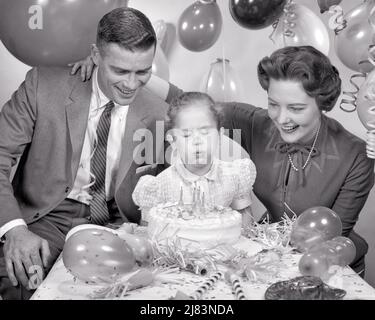 1950S OCCHI DELLA BAMBINA CHIUSI FACENDO UN DESIDERIO CHE SOFFIA FUORI LE CANDELE SULLA TORTA DI COMPLEANNO CON I GENITORI ALLA FESTA CON I PALLONCINI STREAMERS - J8022 HAR001 HARS 3 DAD CANDELE MOM ABBIGLIAMENTO INDOOR NOSTALGICO CHIUSO COPPIA MADRI VECCHIO TEMPO OCCUPATO NOSTALGIA VECCHIO MODA 1 STILE GIOVANILE FAMIGLIE GIOIA LIFESTYLE CELEBRAZIONE FEMMINE SPOSATE STREAMERS STUDIO SHOT CONIUGE MARITI SALUTE HOME VITA COPIA SPAZIO METÀ LUNGHEZZA SIGNORE FIGLIE PERSONE ISPIRAZIONE MASCHI PADRI B&W PARTNER VESTITO E CRAVATTA FELICITÀ DADS ALTO ANGOLO ECCITAZIONE ORGOGLIO FESTE DI STILE SOSTEGNO DESIDERIO COOPERAZIONE CRESCITA GIOVANI METÀ-ADULTO UOMO MEDIO-ADULTO Foto Stock