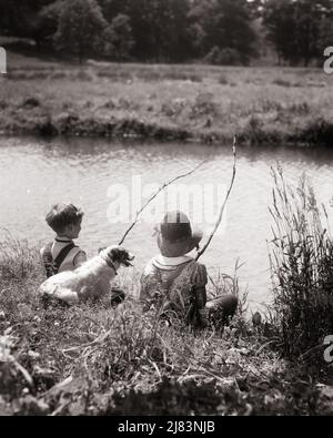 1930S SORELLA DEL FRATELLO DEL RAGAZZO E DELLA RAGAZZA SEDUTA DAL RUSCELLO CON I PALI DI PESCA DEL CANE DEL PET FATTI DAI RAMOSCELLI E DALLA CORDA IMMERSI IN ACQUA - J857 HAR001 HARS GIOIA LIFESTYLE SODDISFAZIONE FEMMINE FRATELLI RURALE COPIA SPAZIO AMICIZIA MEZZA LUNGHEZZA PERSONE FLUSSO MASCHI GANCIO FRATELLI FIDUCIA SORELLE B&W ESTATE CATTURA LIBERTÀ POLI SOGNI FELICITÀ MAMMIFERI TESTA E SPALLE ANGOLO ALTO AVVENTURA TEMPO LIBERO E. CANINES RICREAZIONE RULLO FRATELLO GEMELLAGGIO FATTO POOCH CONCETTUALE FUGA AMICHEVOLE ELEGANTE RAMOSCELLI ANGOLANDO IMMERSO CANINE GIOVANI MAMMIFERO STAGIONE RELAX TOGETHERNESS NERO E L'ETNIA CAUCASICA BIANCA HAR001 Foto Stock