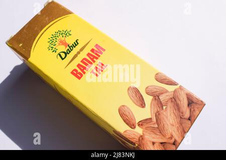 Confezione di bottiglie in olio di mandorle puro Dabur o Badam in confezione gialla isolata su sfondo bianco Foto Stock