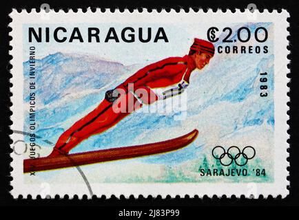 NICARAGUA - CIRCA 1983: Un francobollo stampato in Nicaragua mostra Sci jumping, 14th Giochi Olimpici invernali, Sarajevo, Jugoslavia, circa 1983 Foto Stock