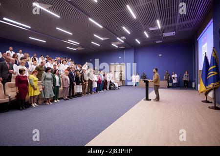 Kiev, Ucraina. 12th maggio 2022. Il presidente ucraino Volodymyr Zelenskyy, celebra la Giornata Internazionale delle infermiere assegnando medaglie agli operatori medici durante una visita al Centro medico scientifico e pratico per la Cardiologia Pediatrica e la Chirurgia cardiaca del Ministero della Salute, 12 maggio 2022 a Kiev, Ucraina. Credit: Sarsenov Daniiar/Ukraine Presidency/Alamy Live News Foto Stock