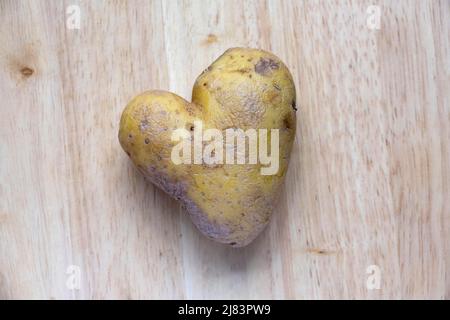 Patate a forma di cuore su un tagliere di legno, Baden-Wuerttemberg Foto Stock