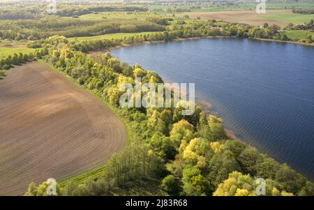 Numerose riserve naturali e una riserva di biosfera definiscono la fascia verde del lago di Mechower sul confine di stato tra Schleswig-Holstein e. Foto Stock