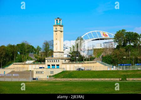 Campanile storico con Red Bull Arena, RB Leipzig, Lipsia, Sassonia, Germania Foto Stock