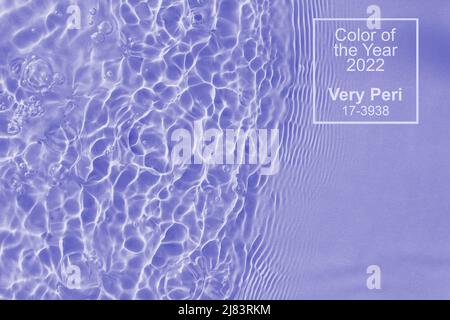 Acqua chiara superficie texture con spruzzi bolle. Colore dell'anno 2022 molto Peri. Colore Pantone 2022. Foto Stock