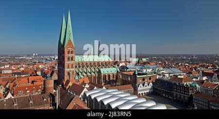 Vista dall'alto della città vecchia con la chiesa di Santa Maria e il suggestivo tetto di Peek e Cloppenburg, Luebeck, Schleswig-Holstein, Germania Foto Stock