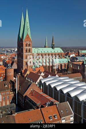 Vista dall'alto della città vecchia con la chiesa di Santa Maria e il suggestivo tetto di Peek e Cloppenburg, Luebeck, Schleswig-Holstein, Germania Foto Stock