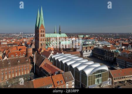 Vista dall'alto della città vecchia con la chiesa di Santa Maria e il suggestivo tetto di Peek e Cloppenburg, Luebeck, Schleswig-Holstein, Germania Foto Stock