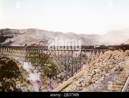 1920S PONTE A SBALZO SULLA CIMA DEL PASSO BIANCO E YUKON ROUTE RAILROAD CANADA - KR20139 HAR001 HARS VECCHIO STILE Foto Stock