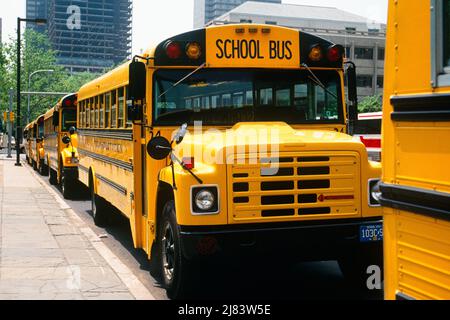 1990S DIVERSI AUTOBUS DELLA SCUOLA ASPETTANO PARCHEGGIATI FUORI DAL MUSEO PER GLI STUDENTI DI COMPLETARE IL VIAGGIO SUL CAMPO VISITA PHILADELPHIA PA USA - KS32832 NET002 HARS VECCHIO STILE Foto Stock