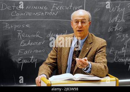 1990S GESTURING ECONOMICS PROFESSORE DI LEZIONI IN AULA CON NOTE PERTINENTI SULLA LAVAGNA CAMDEN NEW JERSEY USA - KS36314 NET002 HARS OLD FASHION 1 STILE INSEGNANTI COMUNICAZIONE CENTRO EST INFORMAZIONI LIFESTYLE PODIUM TWEED GROWNUP STATI UNITI COPIARE SPAZIO A METÀ LUNGHEZZA PERSONE ISPIRAZIONE MASCHI ECONOMIA OCCHIALI GESTURANTI MEDIO-AGE NORD AMERICA UOMO DI MEZZA ETÀ NORTH AMERICAN PROFESSOR SCHOOLS SUIT AND TIE URBAN CENTER UNIVERSITY ISTRUTTORI CONOSCENZA LEADERSHIP NORDORIENTALE VIAGGIO USA AUTORITÀ GESTI NJ OCCUPAZIONI REGIONE CAMDEN ISTRUZIONE SUPERIORE MEDIO-ATLANTICA MEDIO-ATLANTICA REGIONE Foto Stock