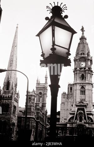 1980S BROAD STREET LAMPIONE CON DETTAGLI ARCHITETTONICI VARI STILI DI CHIESE E TEMPLI VICINO CITY HALL PHILADELPHIA PA USA - P9261 NET002 HARS E L'ESTERNO ORNATE PA AMPIO VICINO ALLA POLITICA IMMOBILIARE COMMONWEALTH 19TH SECOLO STRUTTURE ROMANICHE GOTHIC REVIVAL IMMAGINAZIONE KEYSTONE STATE VARIETÀ ELEGANTE VARI EDIFICI METHODIST SECONDO IMPERO MASONIC TEMPLI CAMPANILE CHIESE CREATIVITÀ LAMPIONE UNITO METHODIST BIANCO E NERO CITTÀ DI AMORE FRATERNO GUGLIA VECCHIO STILE Foto Stock