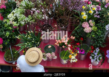Mosca, Russia. 8th marzo 2022 Una donna vende mazzi in un mercato di fiori al centro commerciale Petrovsky Passazh in occasione della Giornata Internazionale della Donna a Mosca, Russia Foto Stock