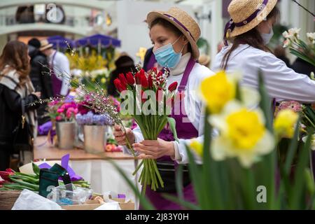 Mosca, Russia. 8th marzo 2022 Una donna vende mazzi di tulipani in un mercato di fiori al centro commerciale Petrovsky Passazh in occasione della Giornata internazionale della donna a Mosca, Russia Foto Stock