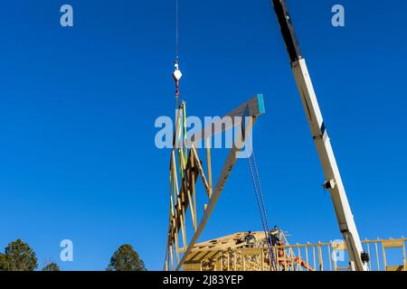 Installazione di legno con travi del tetto telaio tralicci struttura di costruzione casa Foto Stock