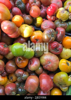 Pomodori freschi biologici in mostra nel mercato di strada a Istanbul, Turchia Foto Stock