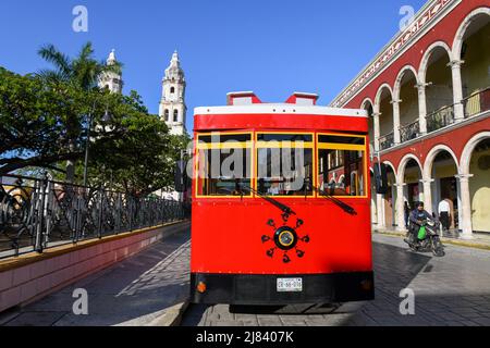 Architettura coloniale e autobus turistici presso la piazza Independence nella storica città fortificata di Campeche, Messico Foto Stock