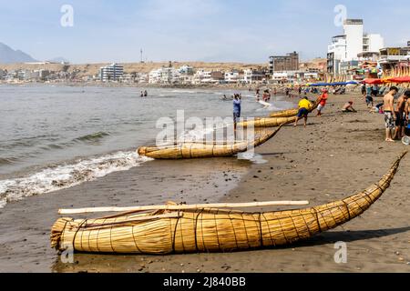 Caballitos de Totora (tradizionali barche da pesca a canna) sulla spiaggia di Huanchaco, provincia di Trujillo, Perù. Foto Stock