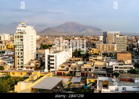 Lo skyline della città di Trujillo, la Regione della Libertad, Perù. Foto Stock