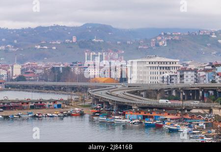Vista costiera con barche da pesca e cavalcavia autostradale di Arakli, Trabzon, Turchia Foto Stock