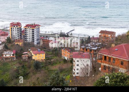 Paesaggio costiero della città di Surmene, Trabzon, Turchia. Le case abitate e gli appartamenti si trovano sulla costa del Mar Nero di giorno Foto Stock