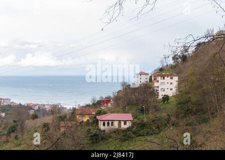 Paesaggio costiero della città di Surmene, Trabzon, Turchia. Le case abitate sono in collina durante il giorno Foto Stock