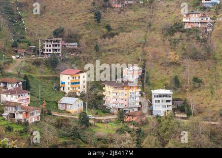 Surmene, Trabzon, Turchia. Paesaggio di montagna con piccole case abitate Foto Stock